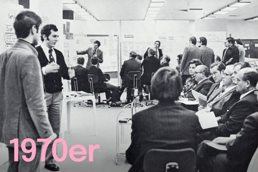 1970er| Mit den Managementkonferenzen bei Siemens setzt Metaplan in den 1970er Jahren die Standards für Interaktionsformate mit großen Gruppen. Im Wechsel von Breakouts und Plenum sind diese Konferenzen der Kristalisationspunkt von Change- und Kulturprozessen - oft auch getragen von der Aufbruchstimmung in dieser Zeit.