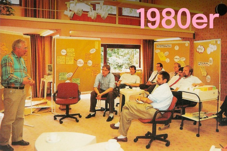 1980er| Die eigenen Methoden so ausgereift, dass sie Kunden für die Organisationsgestaltung und Führungsarbeit vermittelt werden können. Zahlreiche Manager durchlaufen in dieser Zeit Seminare und Kurse, die bereits die Inhalte heutiger Formate des Organisationsklugen Führens und des Managements von Interaktionsformaten vorwegnehmen.