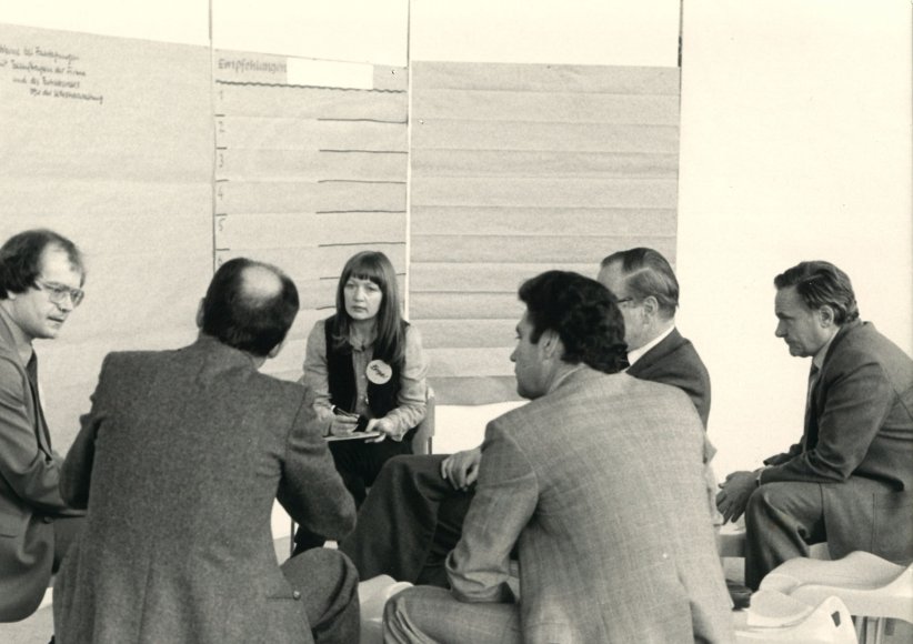 1970s: With management conferences for Siemens, Metaplan set the standards for interaction formats with large groups. Alternating between breakouts and plenary sessions, these conferences were the crystallization point of change processes and cultural transformation projects – often driven by the spirit of optimism prevalent at that time.
