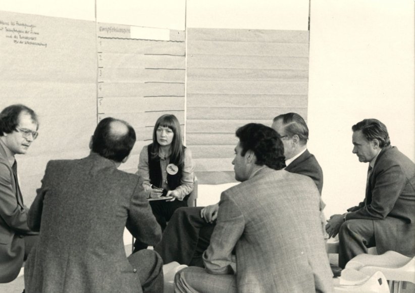 1970s: With management conferences for Siemens, Metaplan set the standards for interaction formats with large groups. Alternating between breakouts and plenary sessions, these conferences were the crystallization point of change processes and cultural transformation projects – often driven by the spirit of optimism prevalent at that time.