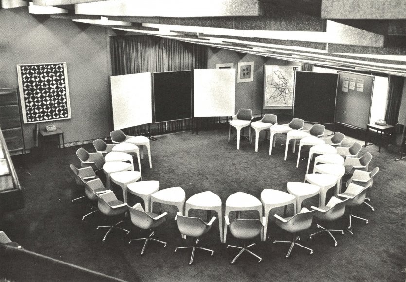1970s: With management conferences for Siemens, Metaplan set the standards for interaction formats with large groups. Alternating between breakouts and plenary sessions, these conferences were the crystallization point of change processes and cultural transformation projects – often driven by the spirit of optimism prevalent at that time.