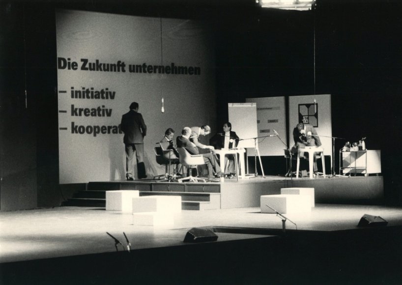 Die eigenen Methoden so ausgereift, dass sie Kunden für die Organisationsgestaltung und Führungsarbeit vermittelt werden können. Zahlreiche Manager durchlaufen in dieser Zeit Seminare und Kurse, die bereits die Inhalte heutiger Formate des Organisationsklugen Führens und des Managements von Interaktionsformaten vorwegnehmen.