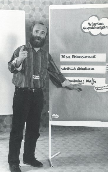 Die eigenen Methoden so ausgereift, dass sie Kunden für die Organisationsgestaltung und Führungsarbeit vermittelt werden können. Zahlreiche Manager durchlaufen in dieser Zeit Seminare und Kurse, die bereits die Inhalte heutiger Formate des Organisationsklugen Führens und des Managements von Interaktionsformaten vorwegnehmen.