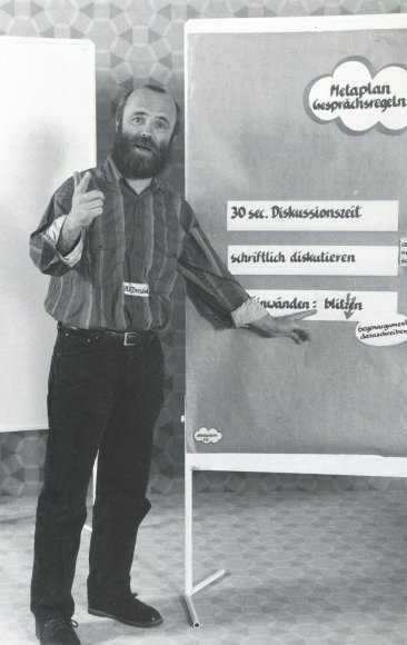 Die eigenen Methoden so ausgereift, dass sie Kunden für die Organisationsgestaltung und Führungsarbeit vermittelt werden können. Zahlreiche Manager durchlaufen in dieser Zeit Seminare und Kurse, die bereits die Inhalte heutiger Formate des Organisationsklugen Führens und des Managements von Interaktionsformaten vorwegnehmen.