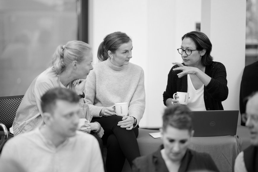 Teilnehmerinnen in einem Seminar
