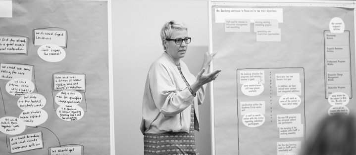 Metaplanerin Wiebke Gronemeyer moderiert einen Workshop