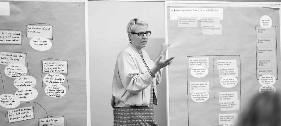 Metaplanerin Wiebke Gronemeyer moderiert einen Workshop
